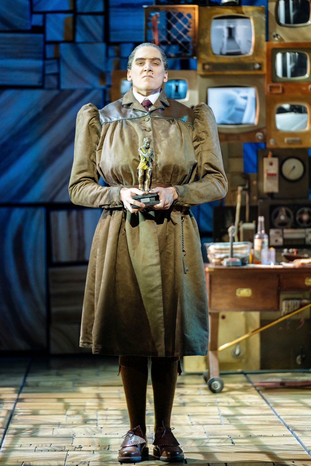 Elliot-Harper-as-Miss-Trunchbull-in-the-Royal-Shakespeare-Companys-Matilda-The-Musical-3